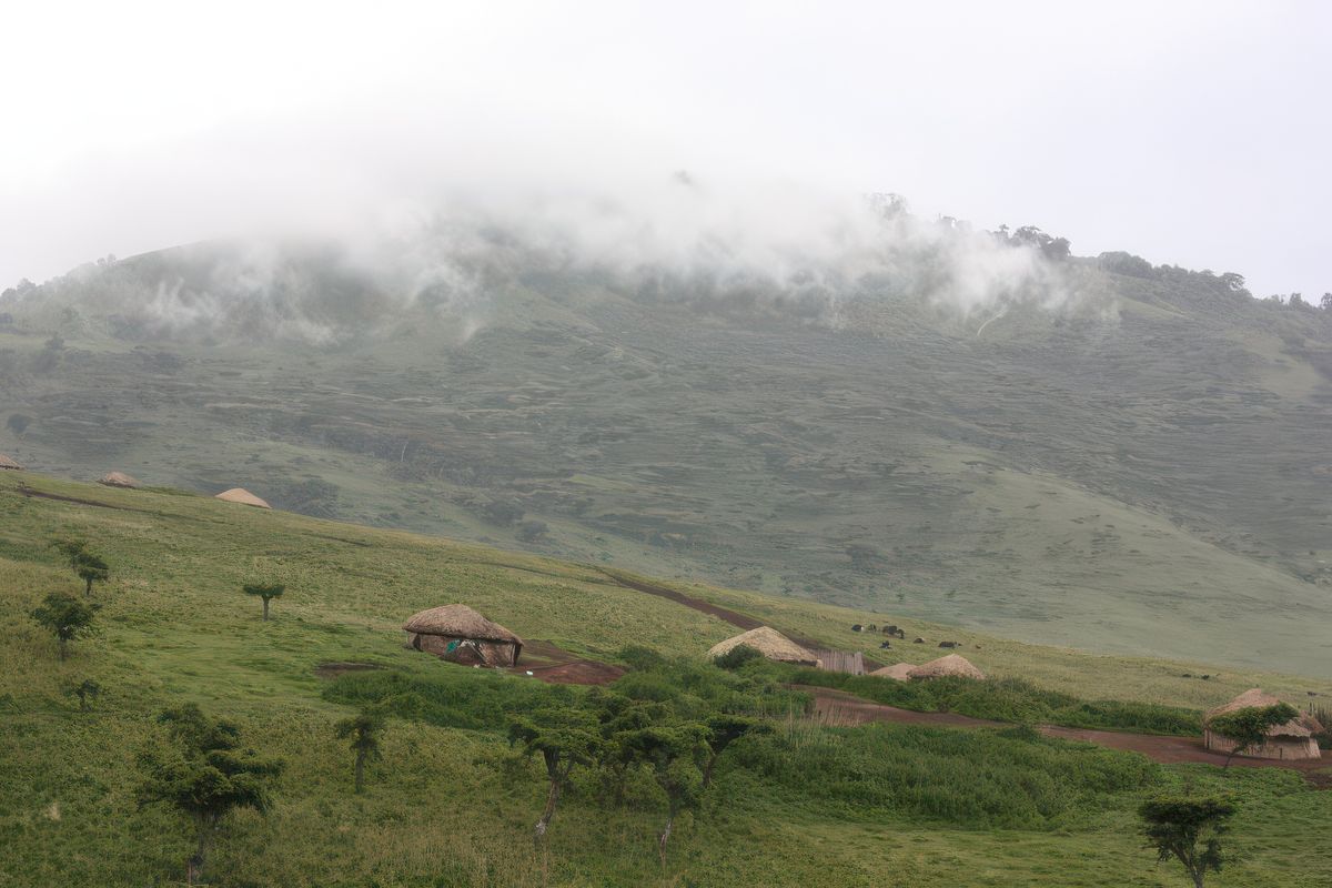 Lors d'un voyage en Tanzanie, huttes surplombées par la brume suite à un violent orage.