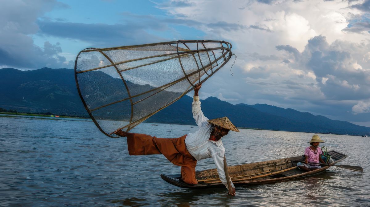 Pêcheur traditionnel sur le lac de Bagan en Birmanie