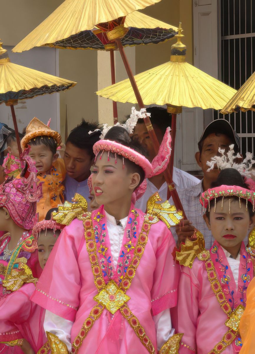 Birmanie (Myanmar), Mandalay, Mars 2016.
Jeunes gens costumés, destinés à devenir novices.
Entre 5 et 15 ans, ils entrent au monastère comme samanera (novice), c’est un évènement très important pour eux et leur famille. Les parents célèbrent l’évènement de manière extravagante : l’enfant est vêtu d’habits princiers en satin, maquillé, paré de bijoux.