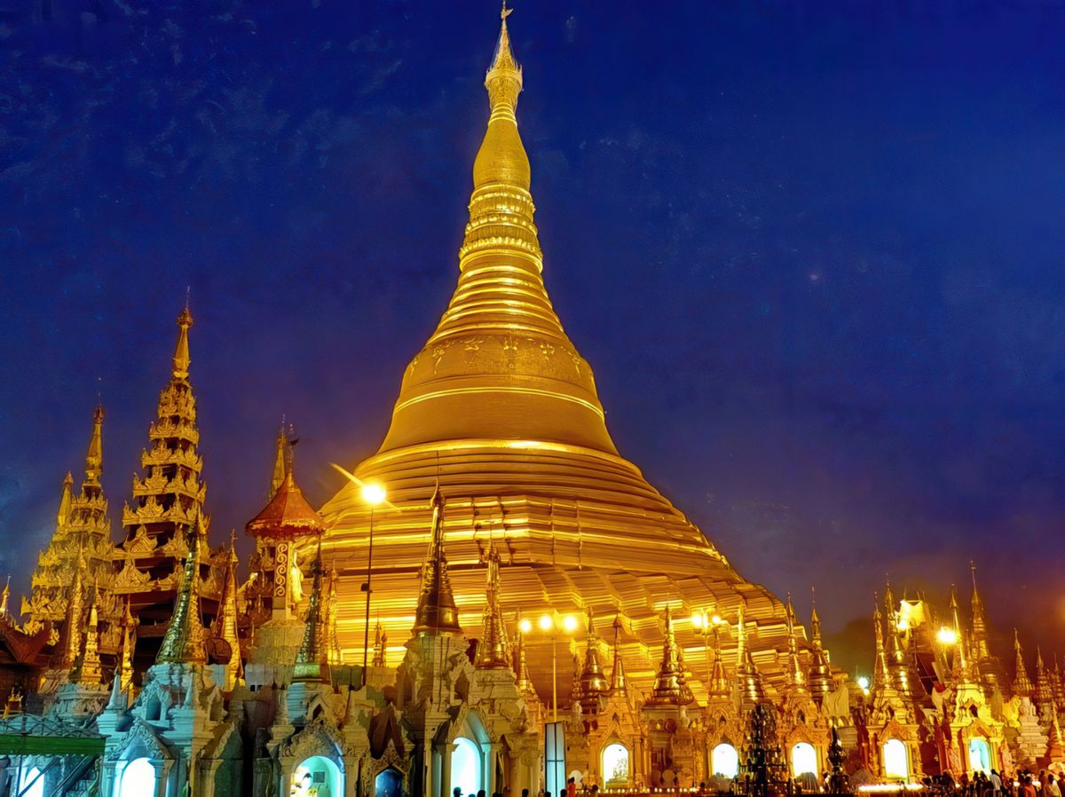 La pagode Shwedagon à Yangon au Myanmar. (Ex Rangoon-Birmanie)
 Ce lieu saint bouddhiste est le premier centre religieux du pays car selon la légende, il contient des reliques de quatre anciens Bouddhas, dont huit cheveux du Bouddha Gautama.
Comme la plupart des stupas et pagodes du Myanmar, il est recouvert d'or.
