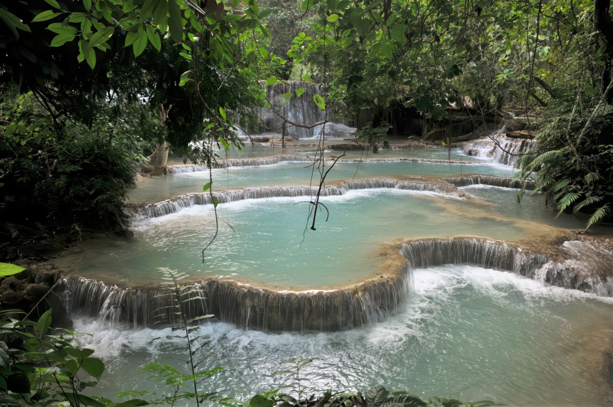 Mon premier choix était les Dunns River Falls en Jamaïque... mais il est pratiquement impossible d'avoir un cadrage sans touristes... j'ai hésité entre les chutes d'Iguazu version brésilienne et les Kouang Si Falls au Laos que voici.
Une suite de cascades bleu poudre qui nous ont bien rafraichi... eaux très froide à la baignade.
Prise lors d'une virée de 2,5 mois entre Thailande - Birmanie - Laos - Cambodge.