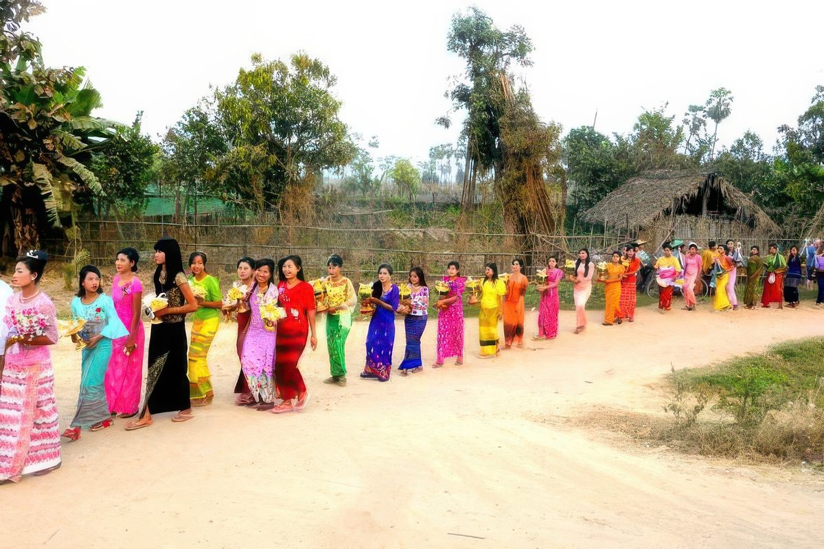 MYANMAR 2017 (ex BIRMANIE Asie du Sud Est)
Cérémonie du NOVICIAT. Plusieurs fois l'an les jeunes garçons birmans de 7 à 14 ans doivent satisfaire à ce rituel obligatoire. Ils doivent pendant une période de 8 jours minimum se rendre dans un monastère pour s’imprégner du BOUDDHISME et afin de décider en toute connaissance de cause s'ils désirent devenir moine.
Le sujet de ma proposition montre que lors de la présentation des enfants a BOUDDHA un défilé de jeunes filles dans les villes et villages en costume suit la cérémonie et à la queue leuleu fleurs et offrandes sont apportées au monastère pour honorer BOUDDHA.