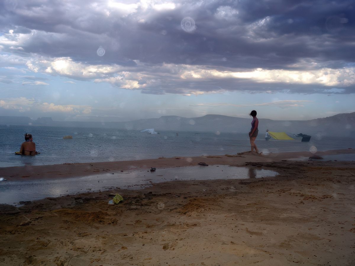 La tempête est là, les barnums s'envolent... mais on peut rester dans l'eau... 25° !