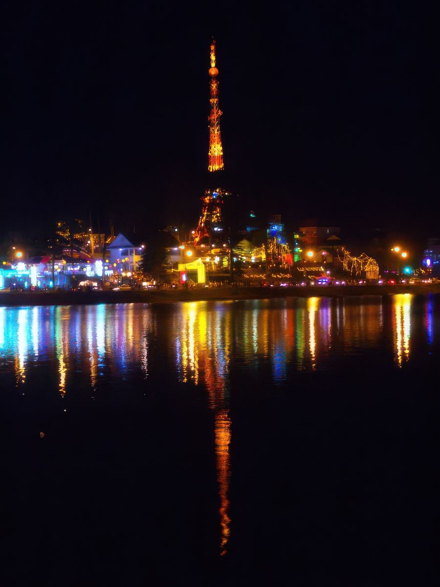 Tour Eiffel de nuit... mais non c'est l'antenne TV