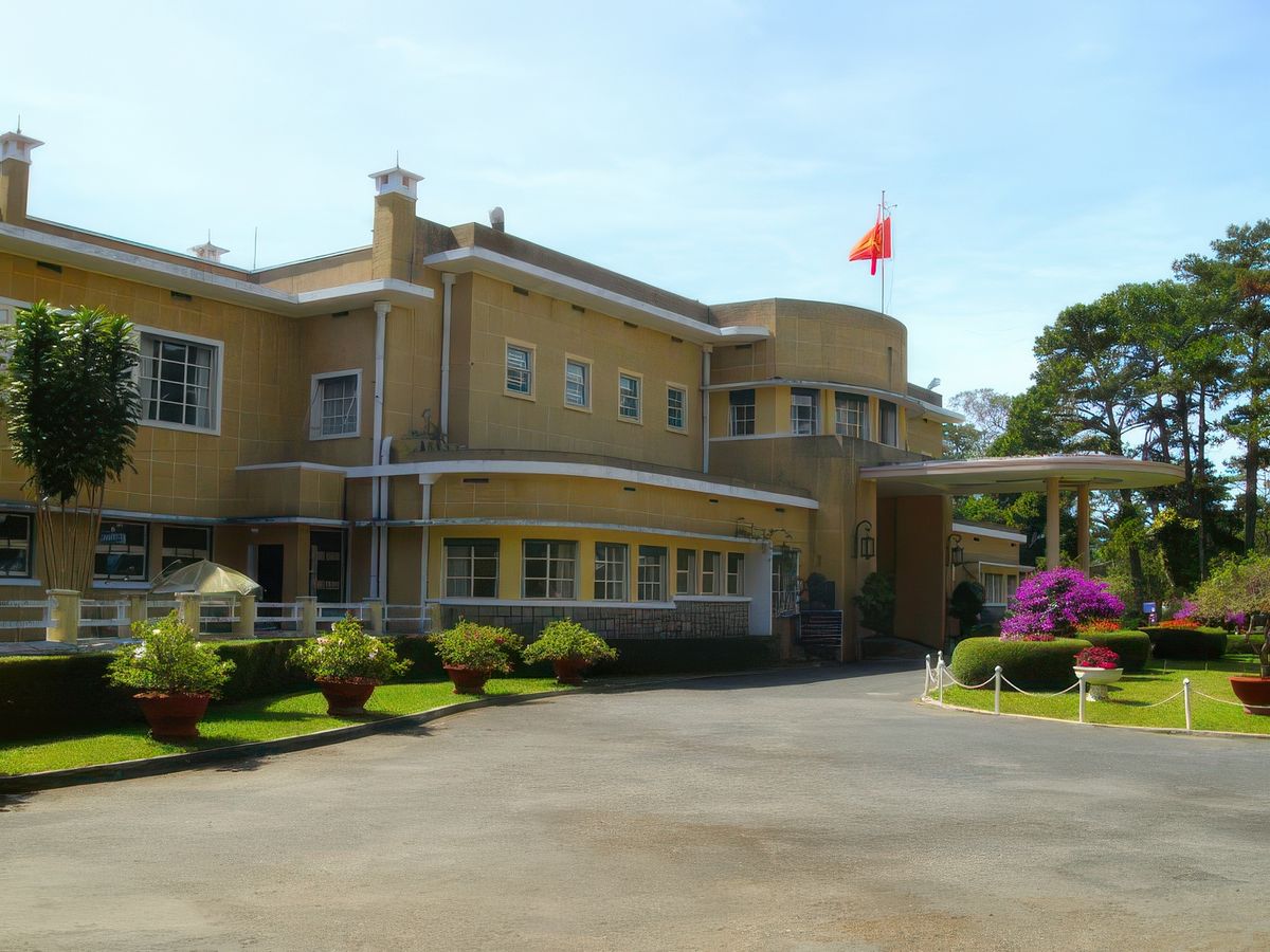 Le palais d’été de Bao Dai, dernier empereur du Vietnam qui règna de 1926 a 1945. Pour les oufs d’art déco comme moi, c'est à ne pas rater !