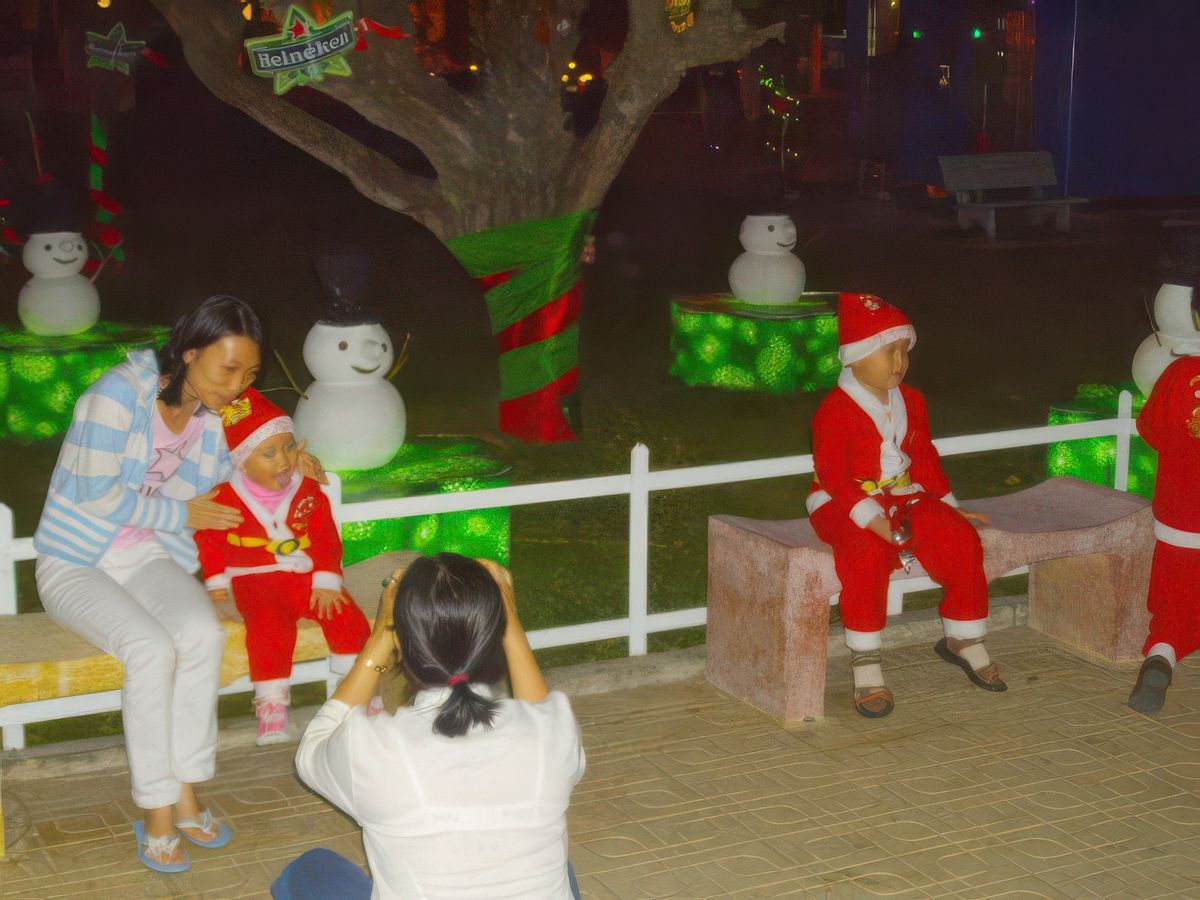 Nous sommes quelques jours avant noël et dans le parc principal de la ville, le village du père noël à prit place... il est sponsorisé par une marque de bière