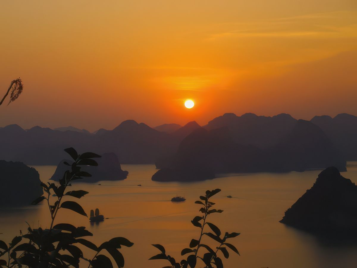 Coucher du soleil sur la baie d'Ha Long