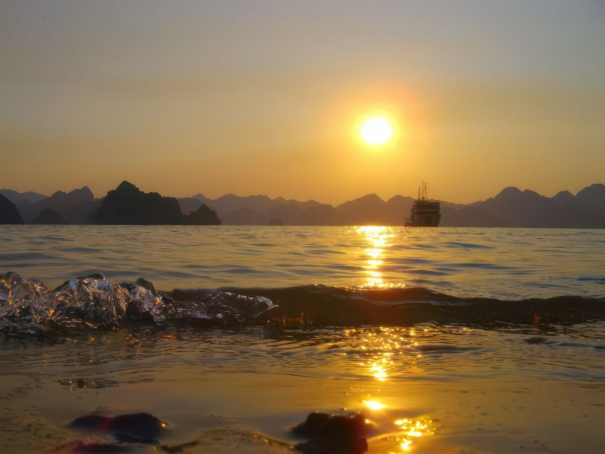 Coucher du soleil sur la baie d'Ha Long
