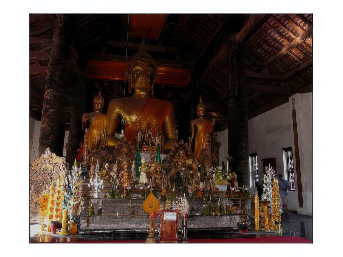 Bouddha doré que beaucoup de fidèles viennent honorer.