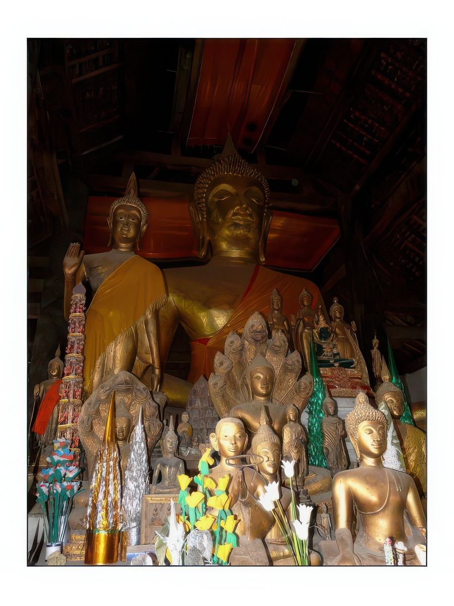Une multitude de Bouddha doré de petites tailles entoure le Bouddha géant.