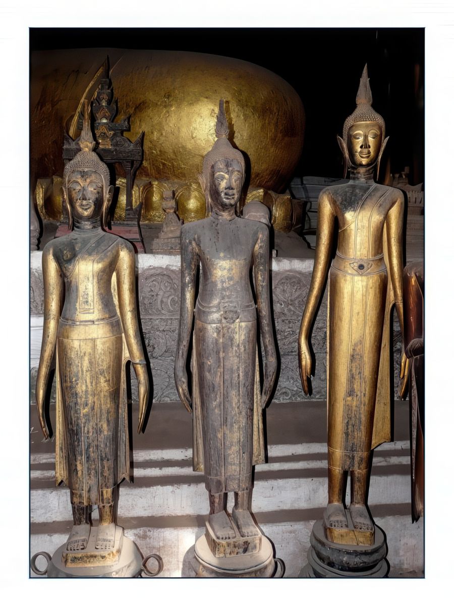 Trois Bouddha de bois doré appelant la pluie (bras le long du corps)