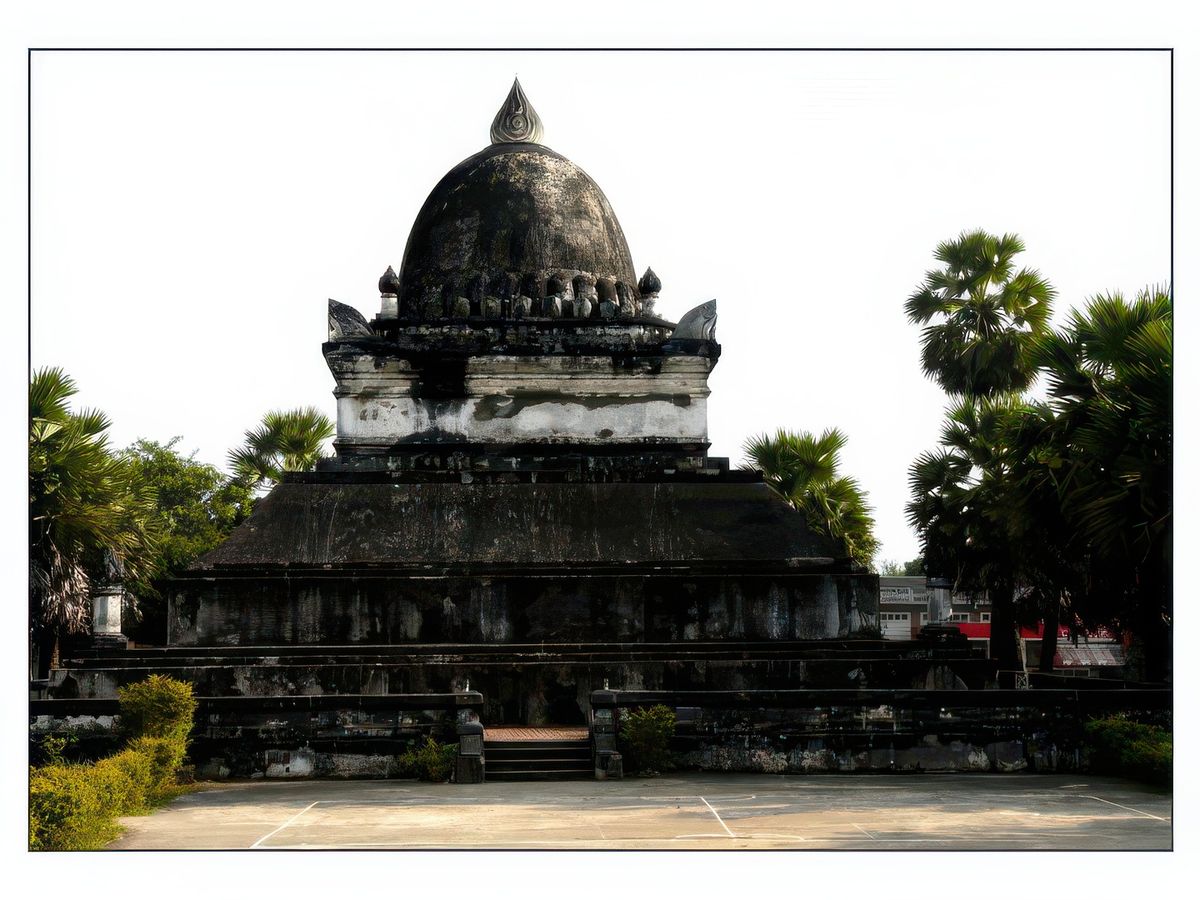 Le That Pathum "stupa du Lotus" haut de 34,5 mètres. Sa construction débuta en 1503 et dura 19 mois. En raison de sa coupole on l'appelle plus communément That Makmo "stupa de la Pastèque".