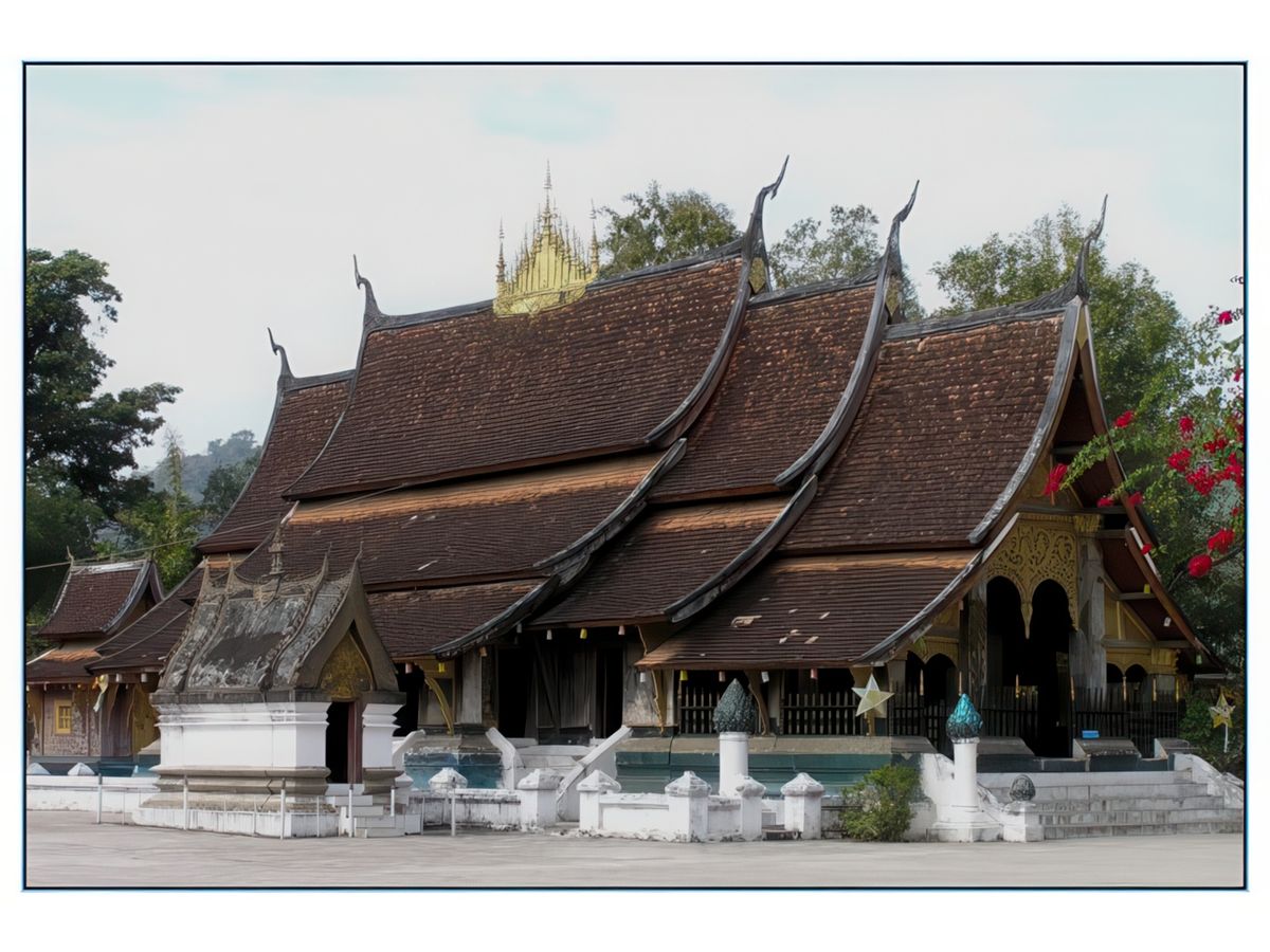 Le Vat Xieng Thong est le joyau de Luang Prabang. Ce temple somptueux date du milieu du XVIème siècle et est un des rares a avoir été épargné par la mise à sac de la ville en 1887 par les Pavillons Noirs, une faction dissidente de l' armée chinoise reconvertie dans le banditisme et le pillage. Remarquez la superbe toiture à pans superposés.
