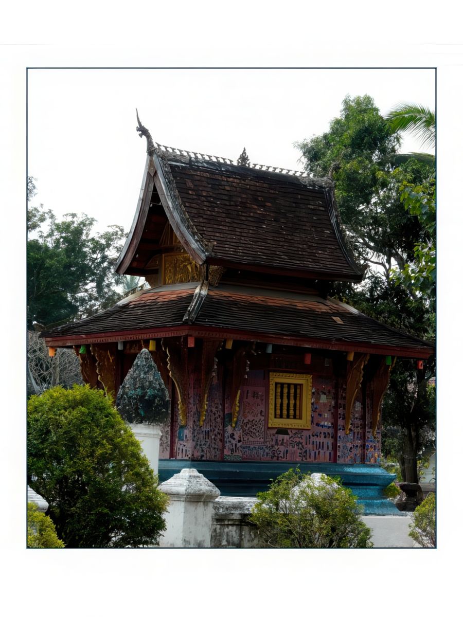 Le Vat Xieng Thong est composé de plusieurs éléments. Ce bâtiment est orné de superbes mosaïques dans le plus pur style du bouddhisme lao.