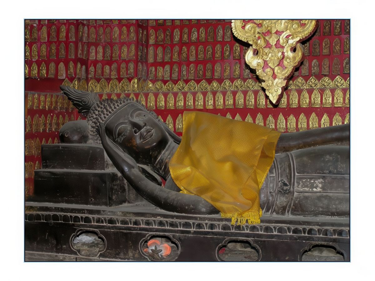 Remarquez le geste gracieux de la main de Bouddha couché.