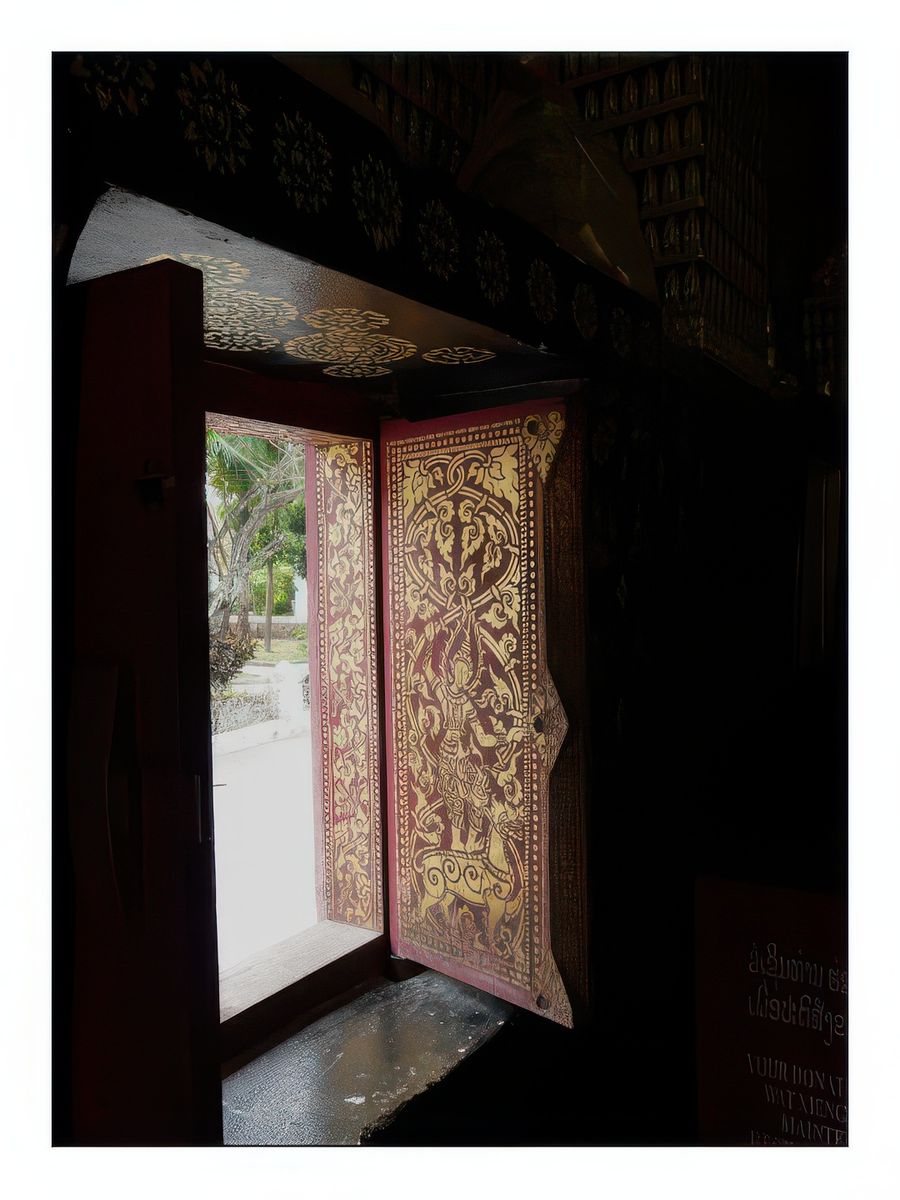 Une des fenêtres du sanctuaire abritant le Bouddha couché.
