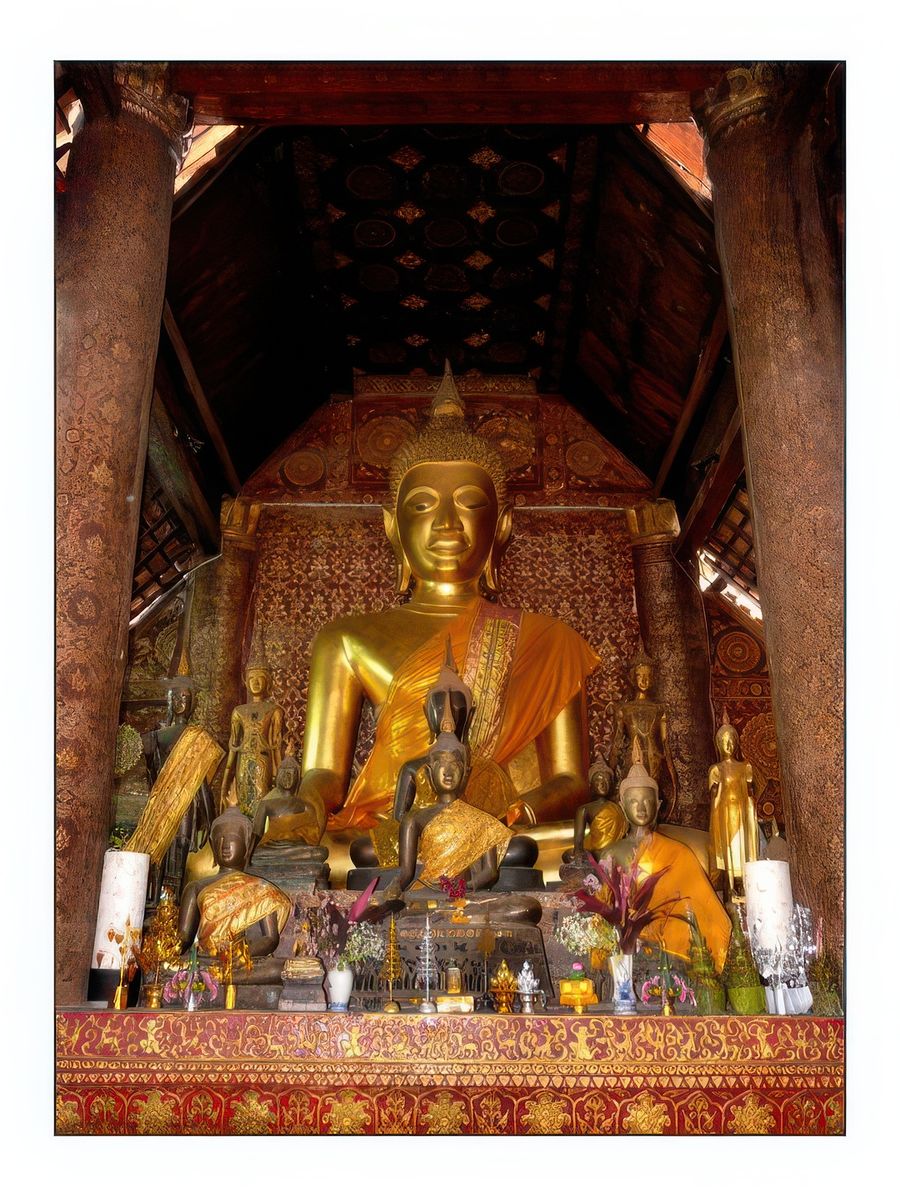 A l'intérieur du Vat Xieng Thong le Bouddha doré au milieu de colonnes de bois aux décorations très élaborées.