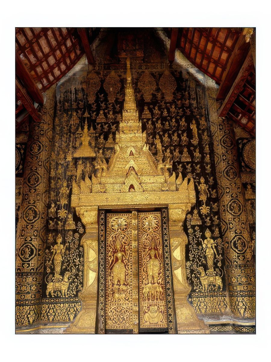 Porte sculptée et dorures polychromes sur bois.