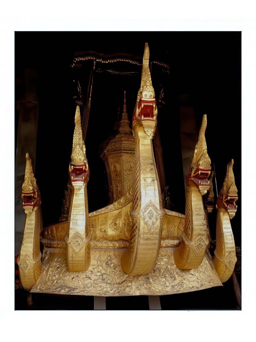 Proue à tête de dragons du char funéraire royal. Haut de 12 mètres, il est monté sur pneus pour être tiré dehors. La salle renferme également des urnes funéraires de la famille royale.