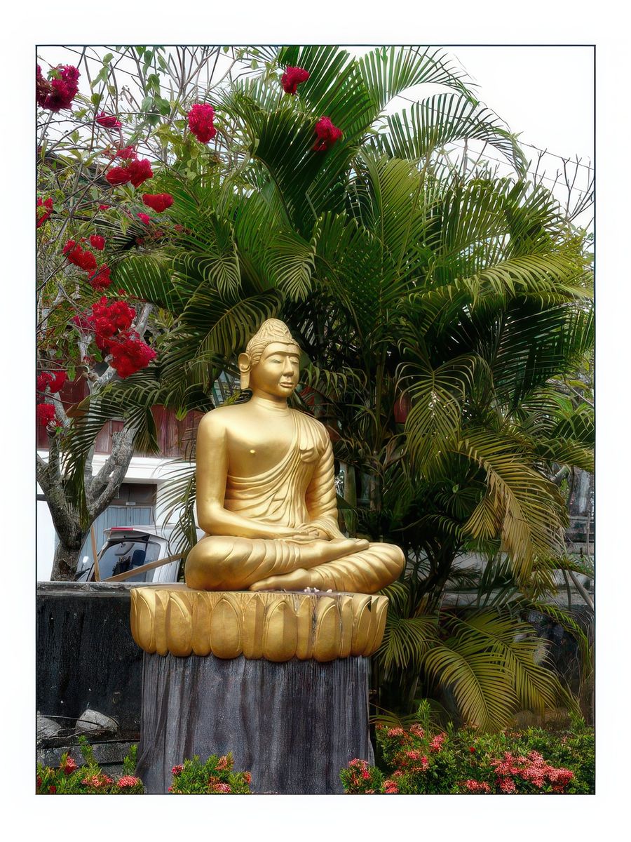 Bouddha dans les jardins du Vat Choum Khong.