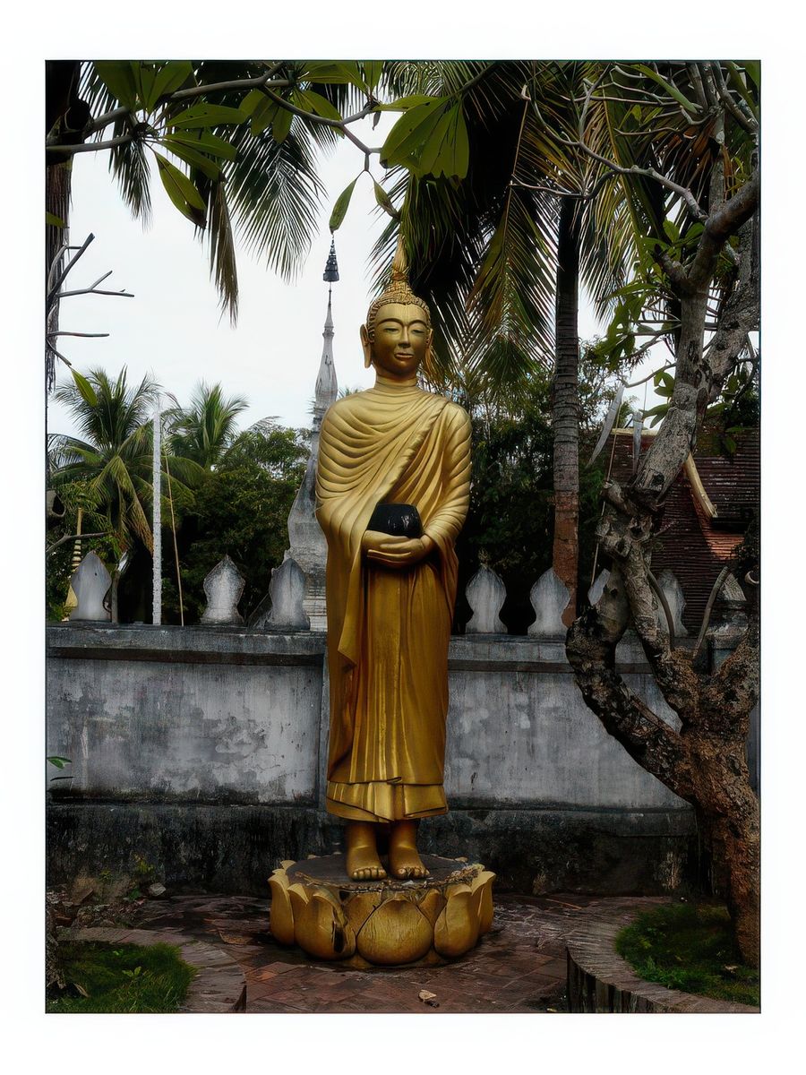 Bouddha dans les jardins du Vat Choum Khong.