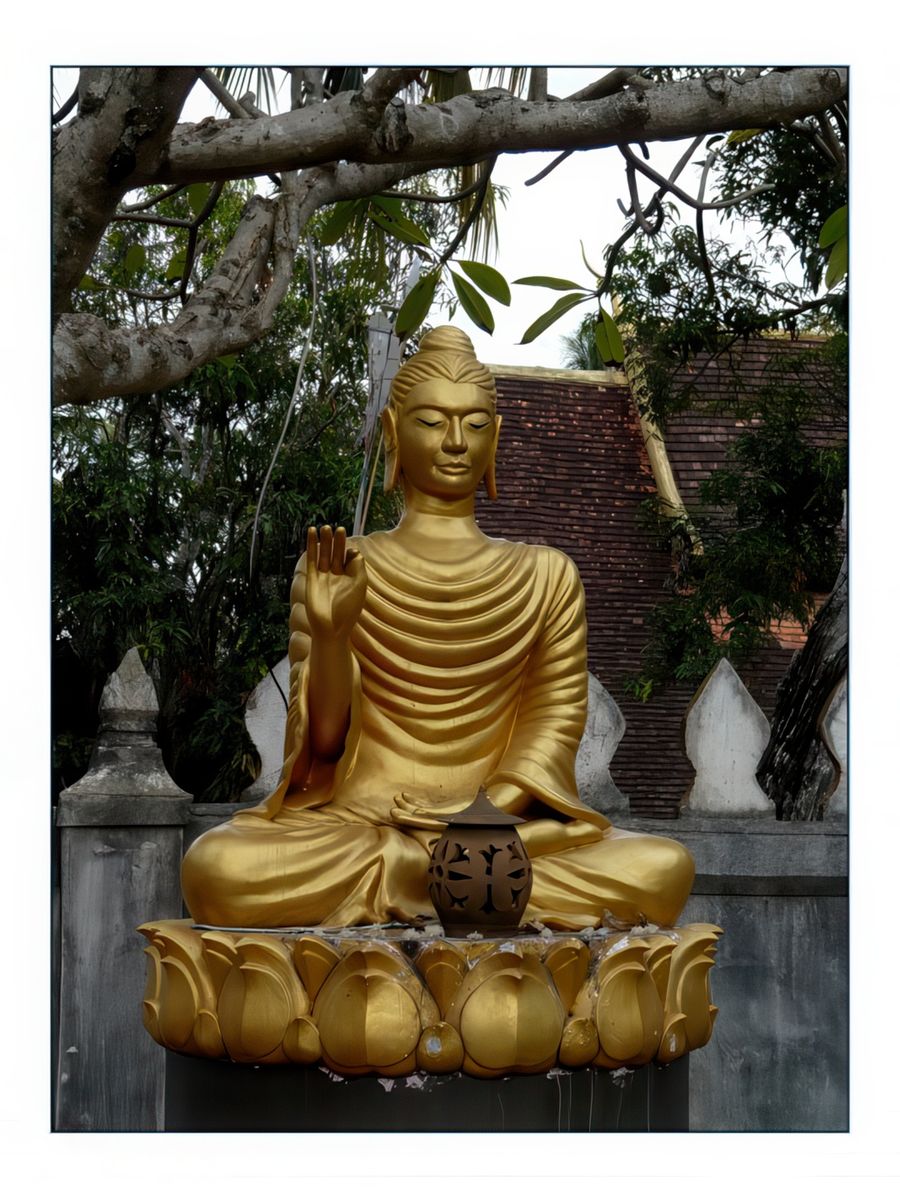 Bouddha dans les jardins du Vat Choum Khong.