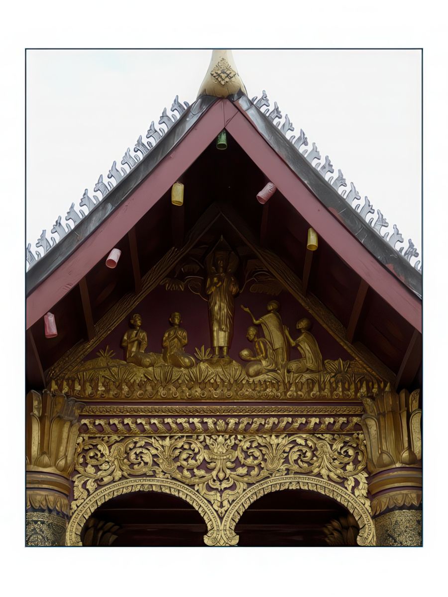 Sculptures dorées sous la toiture et la au dessus de la porte d' entrée du sim.