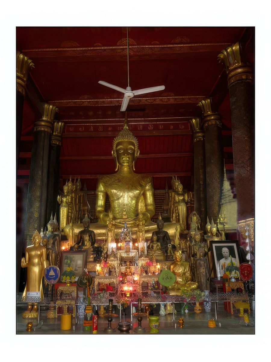 Le Bouddha d'or fin est exposé à la vénération des foules à l'occasion du Nouvel An.