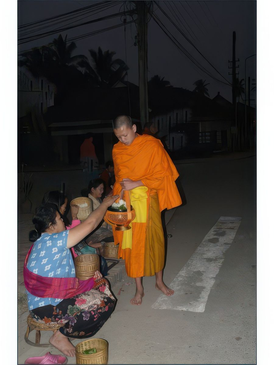 Il n'existe pas de tradition similaire pour les femmes, mais celles-ci peuvent demeurer dans les temples au titre de soeurs converses. Elles ont le crâne rasé et portent une robe blanche.