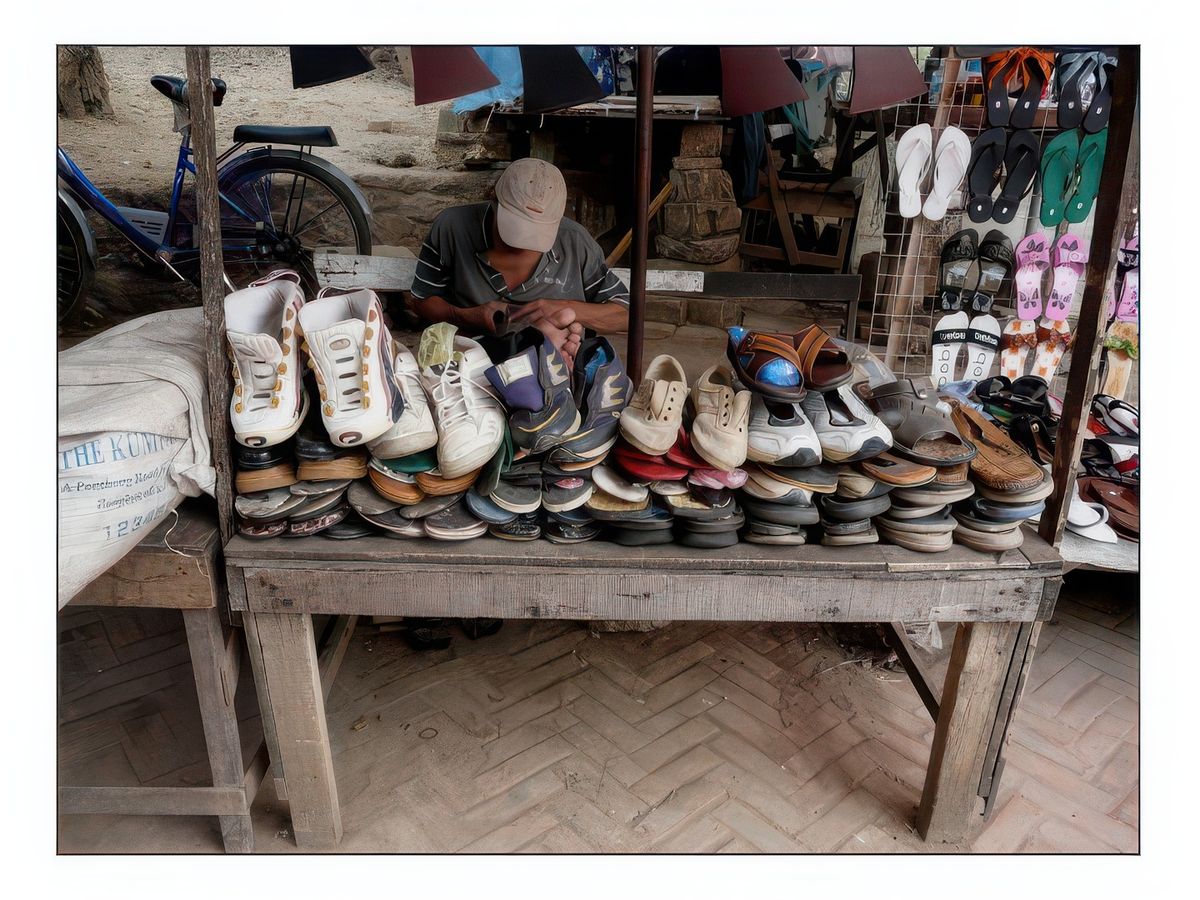 Le cordonnier est aussi marchand de chaussures d'occasion.