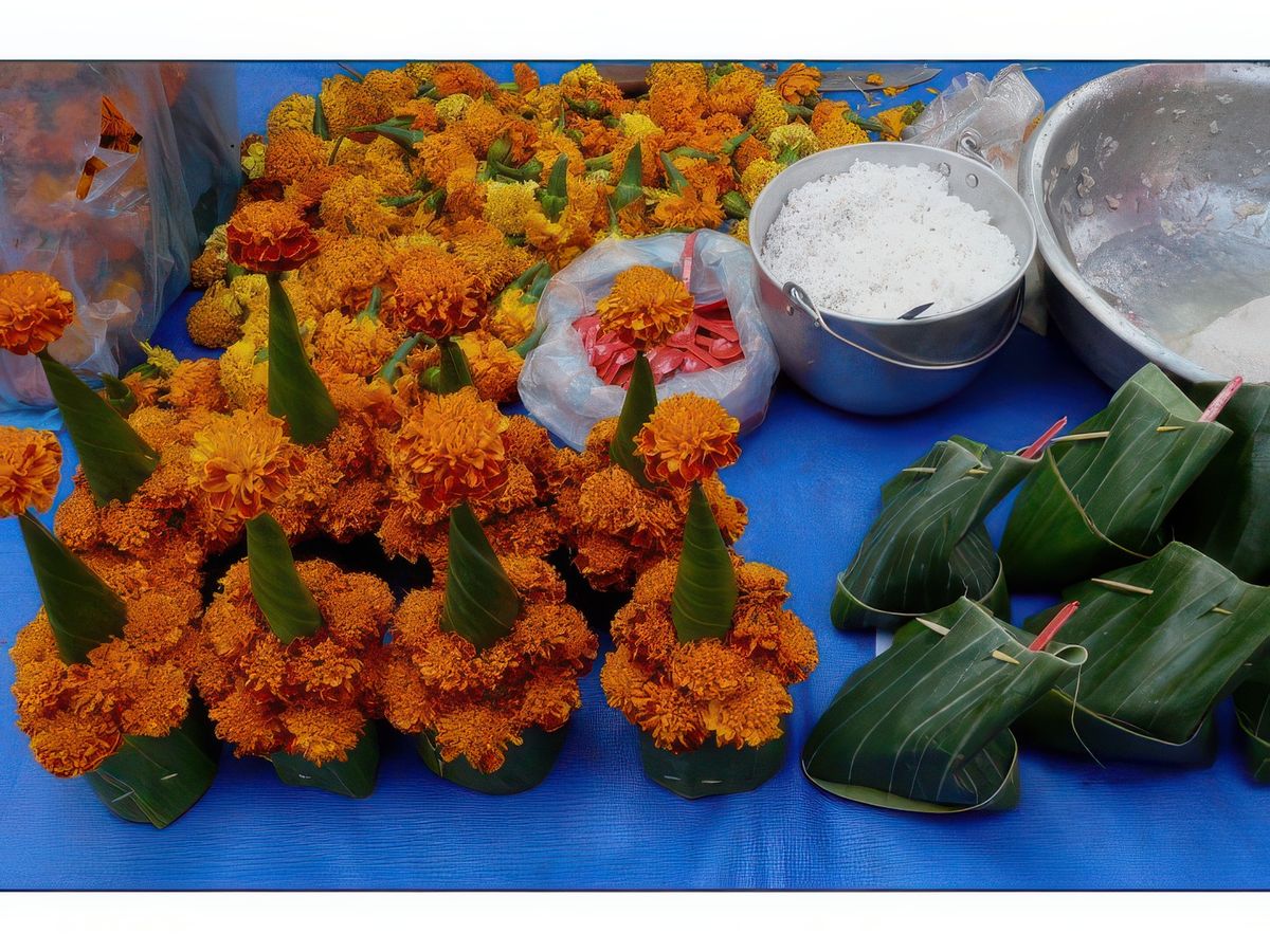 Vente d'offrandes de fleurs et de paniers de riz gluant.