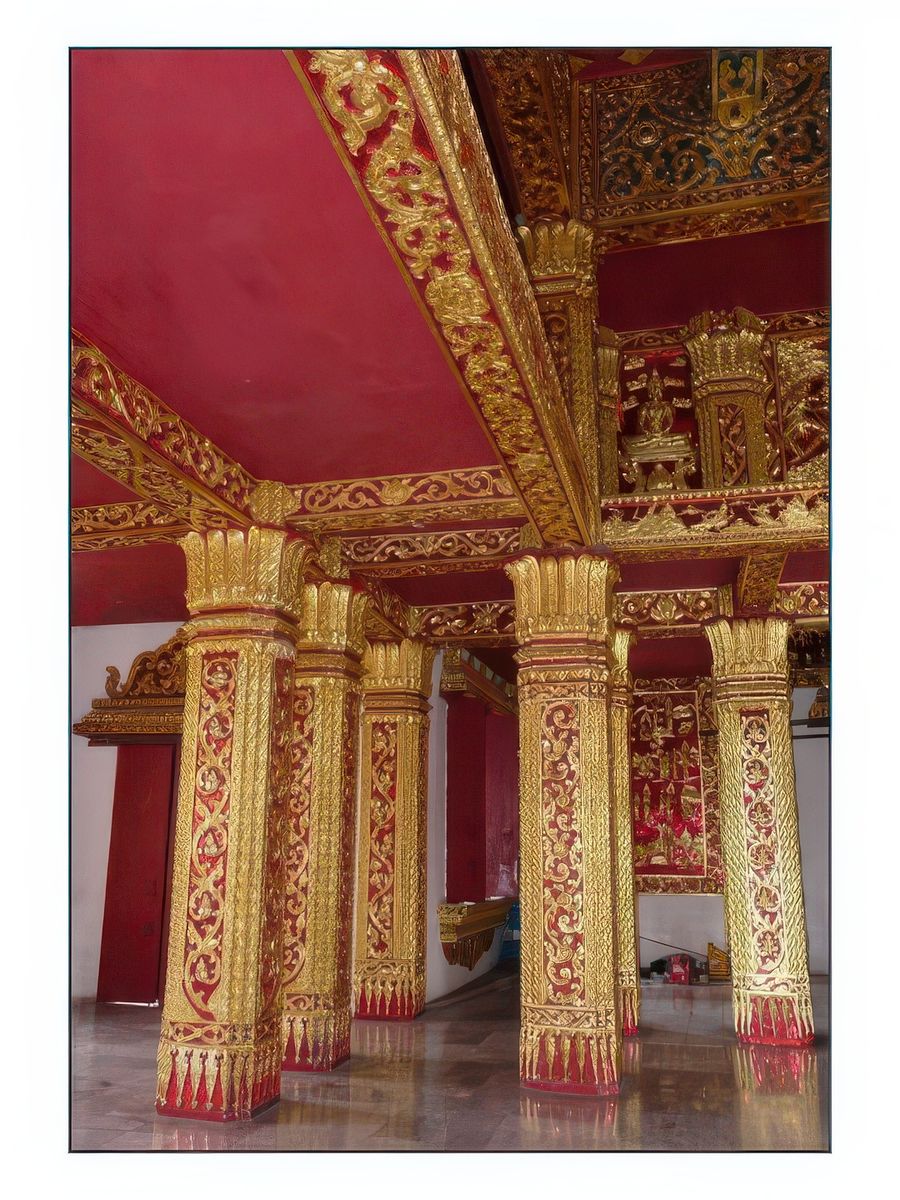 Grand hall d'entrée où les photos sont permises. Il est strictement interdit de prendre des photos dans les autres salles, chambres, salle à manger,etc... Toutes ces pièces sont richement décorées comme en témoigne ce hall.