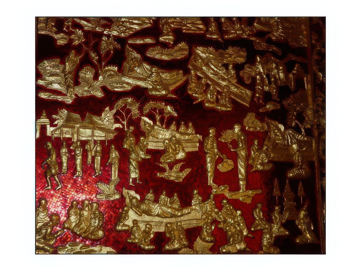 Sculptures murales représentant Bouddha à différentes époques de sa vie et dans diverses positions de méditation.