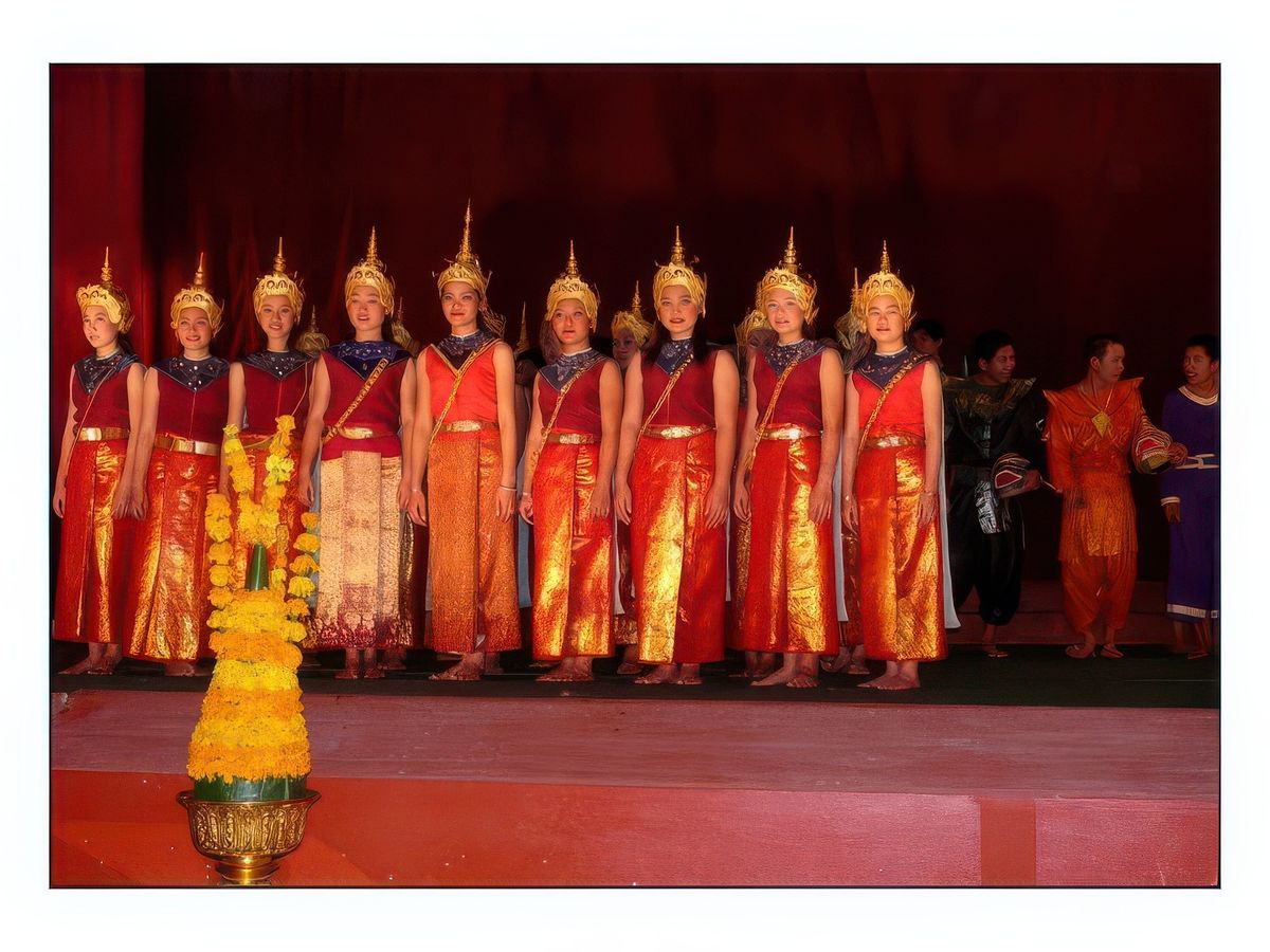 Une soirée très agréable au théâtre du palais royal, représentation de ballets lao par une troupe professionnelle. Les jeunes danseuses viennent saluer.