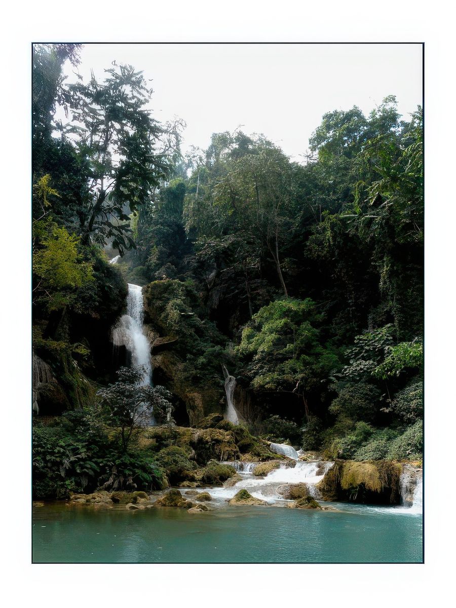 Après avoir traversé un jardin public nous découvrons les chutes de Khouang Sy.