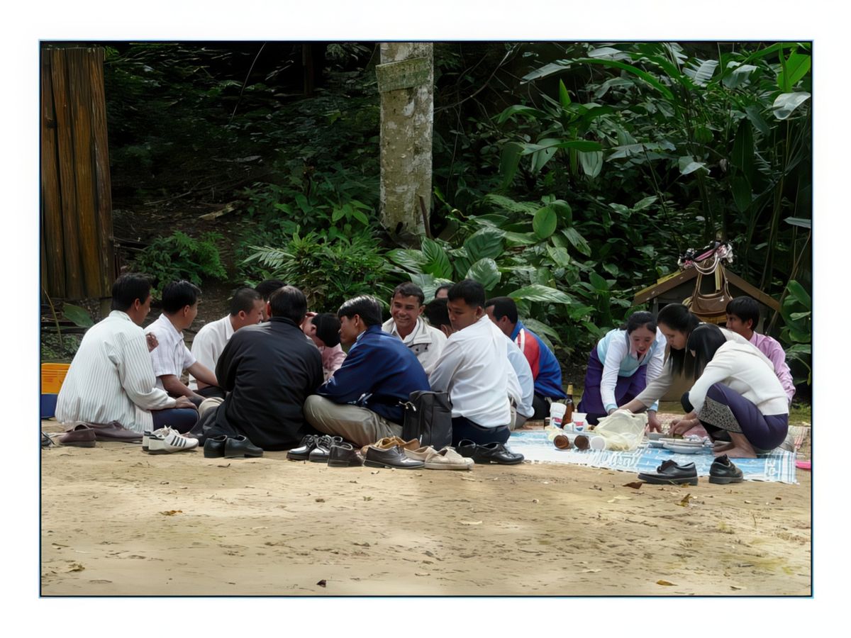 Un sympathique groupe de jeunes lao déjeunent près de nous.