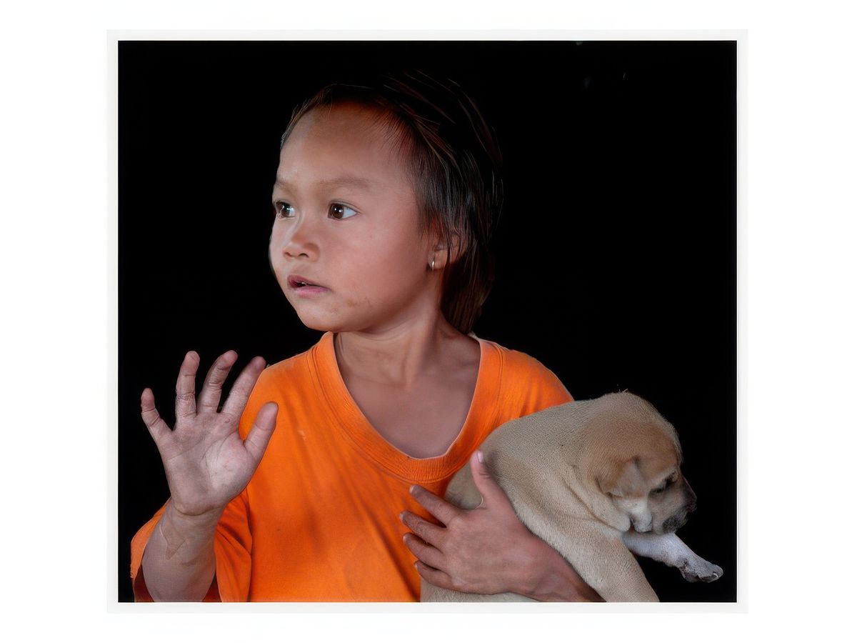 La petite fille et son chiot.