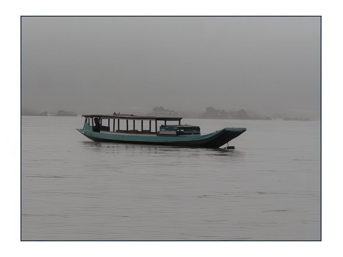 A travers une brume épaisse qui se dissipera dans la matinée, le bateau glisse lentement.