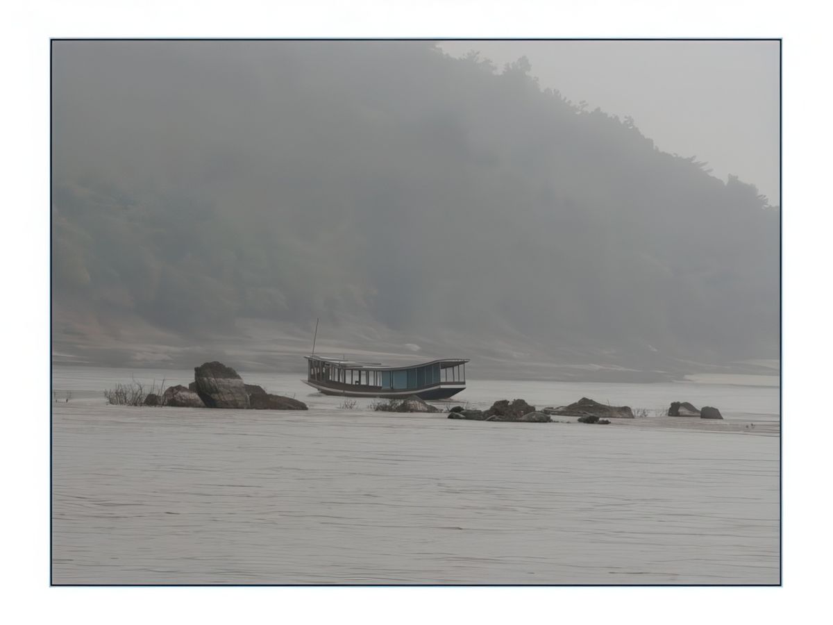 Naviguer sur le Mékong n' est pas chose aisée, dangereux pendant la saison des pluies il est conseillé de l'emprunter en période sèche. Les Laos sont experts dans cette navigation.