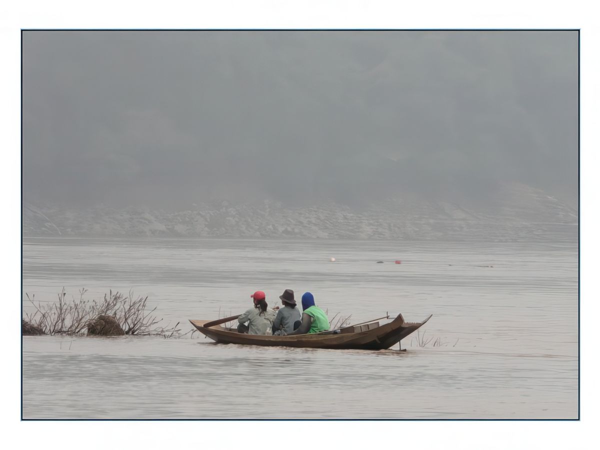 Pêcheurs, orpailleurs, marchands glissent sur le fleuve, tôt le matin malgré la brume.
