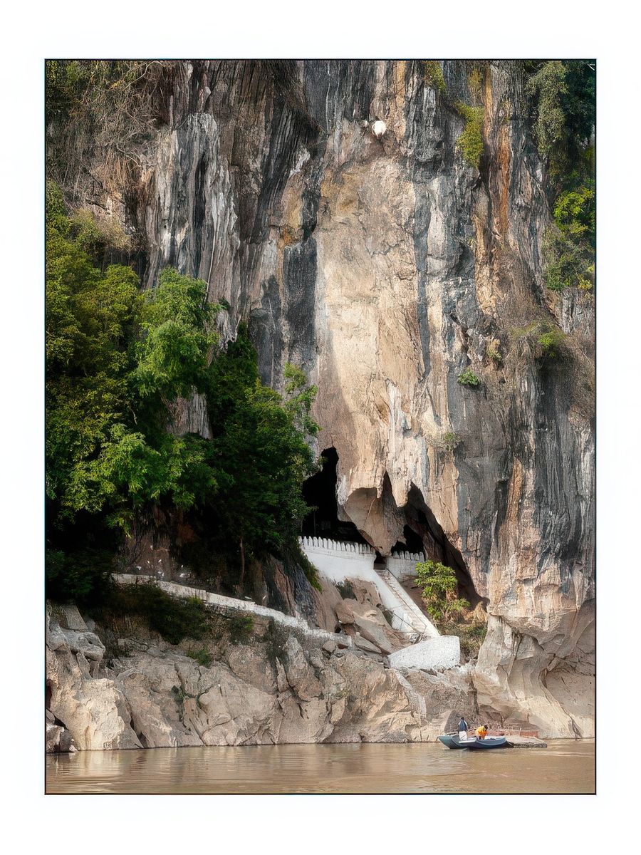 Nous découvrons les grottes de Pak Ou, accrochées dans les falaises karstiques.
