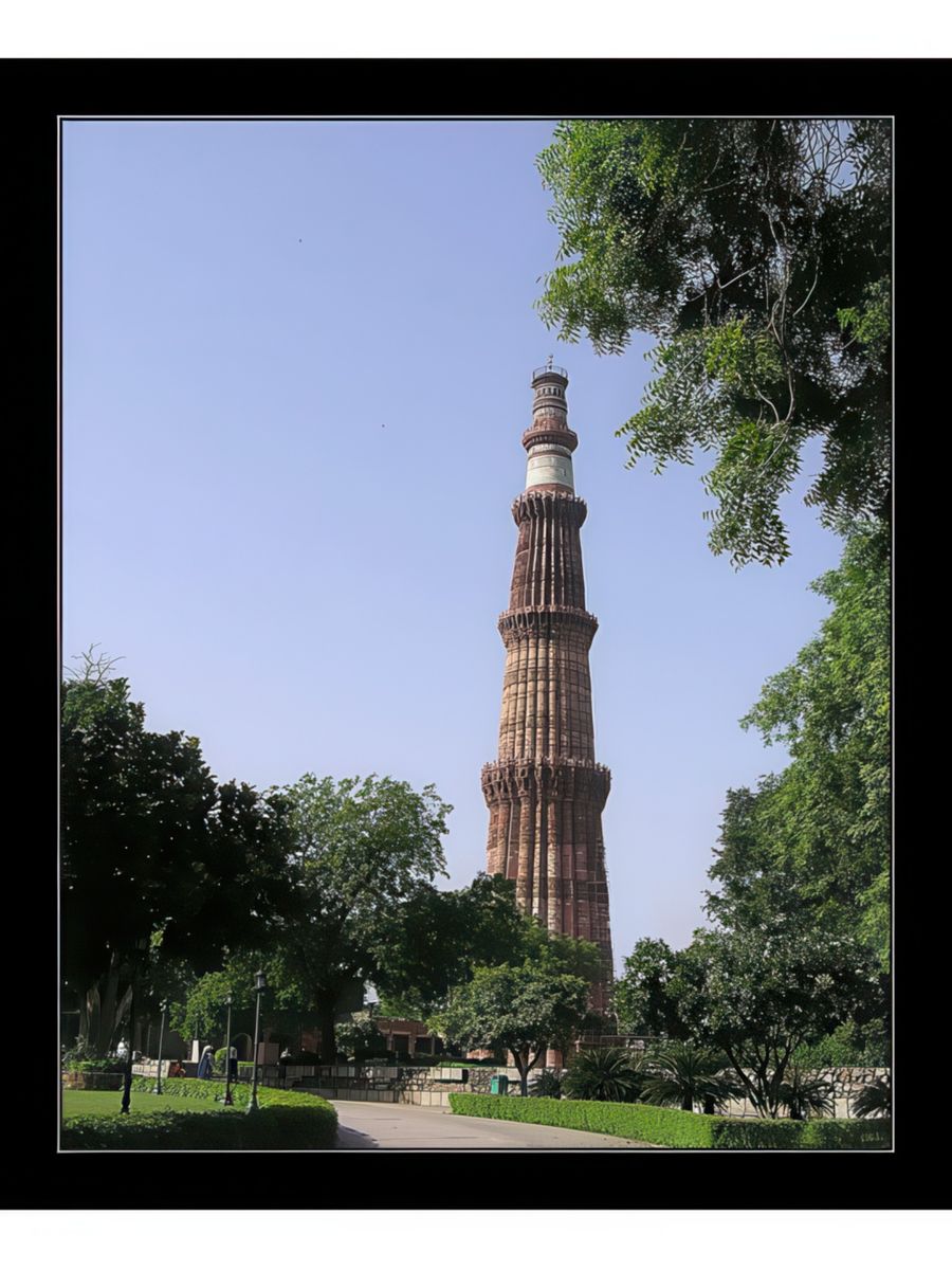 Le minaret Qutb Minar mesure plus de 72 mètres de hauteur, c' est le plus élevé de l'Inde. Erigé entre 1199 et 1221,il est composé de quatre étages, un escalier mène à l'intérieur.Il est orné de versets coraniques.