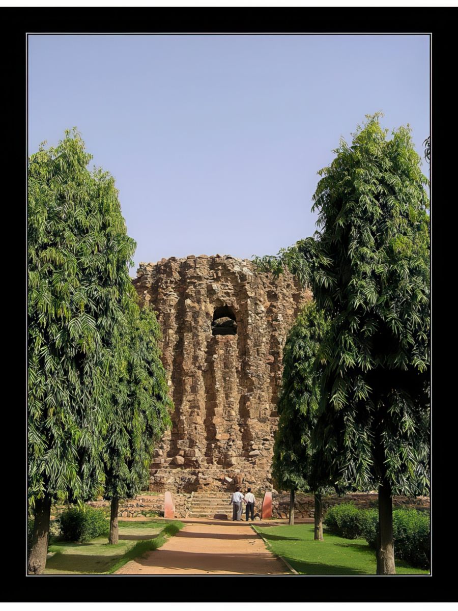 Un autre minaret avait commencé à être érigé, mais sa construction fut arrêtée.