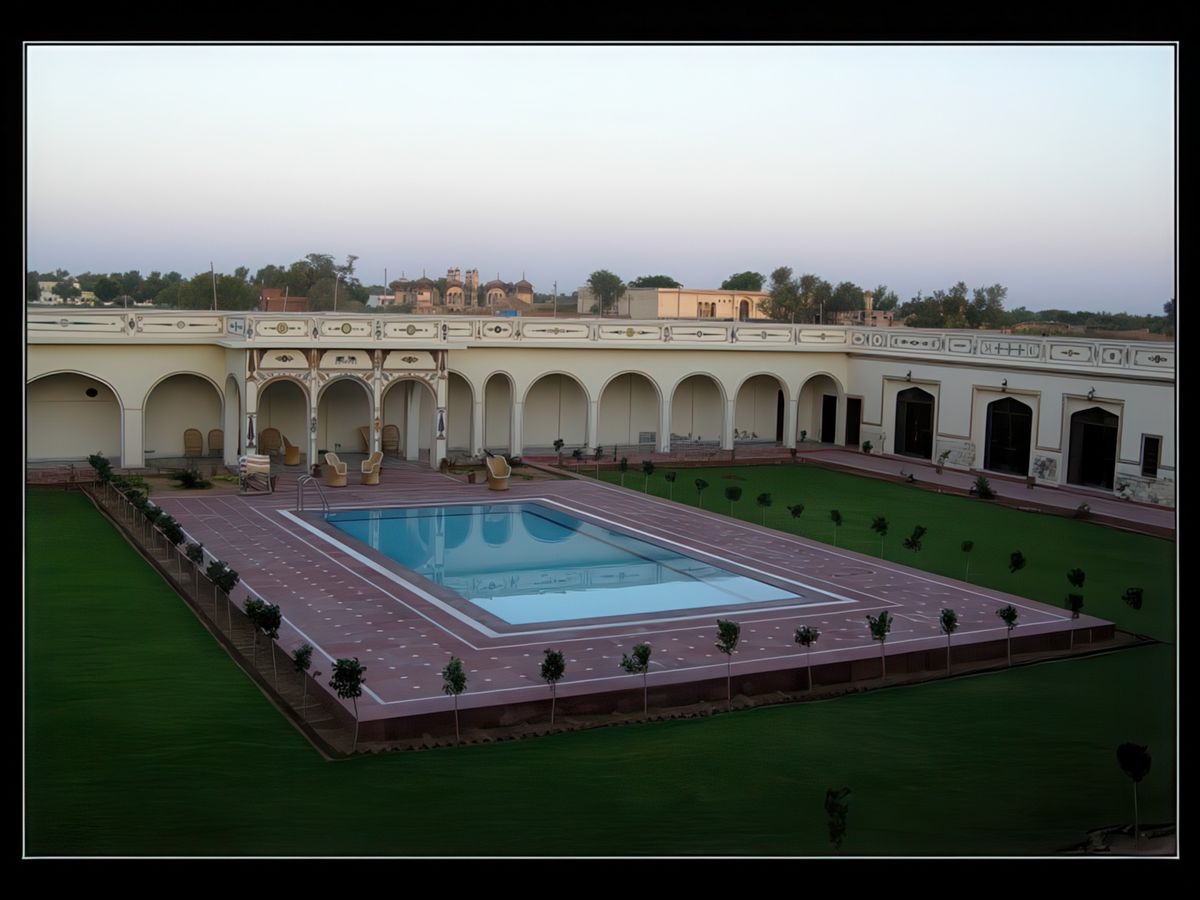 Lever du jour sur les jardins et la piscine de l'hôtel.