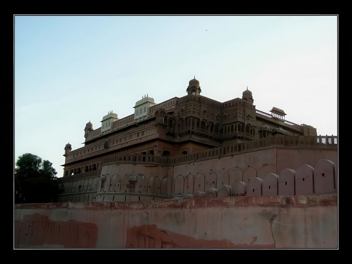 Les murailles incluent la vieille ville de Bikaner et le fort de Junagarh.