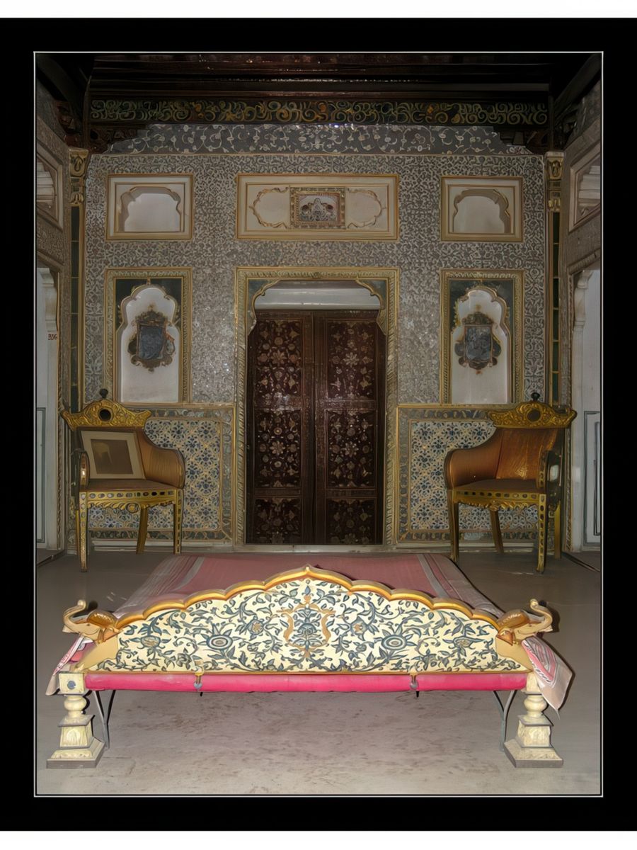 Une autre des nombreuses pièces du palais.