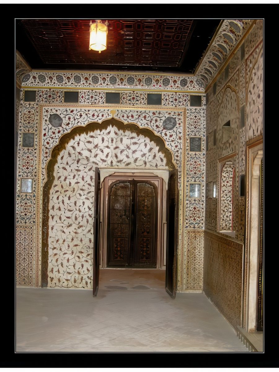 L'un des innombrables couloirs et son riche décor!