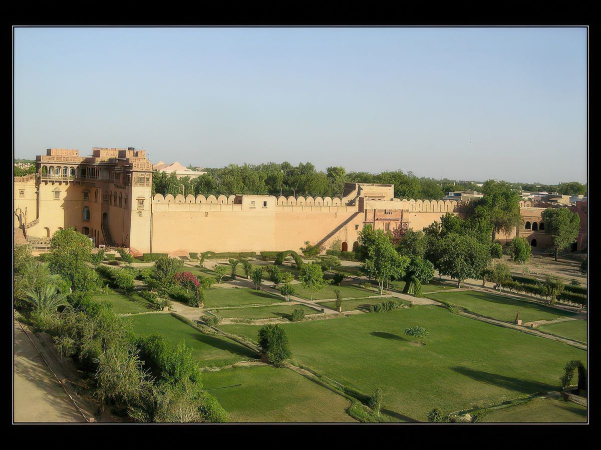 Vue sur les jardins, depuis l'intérieur du fort.