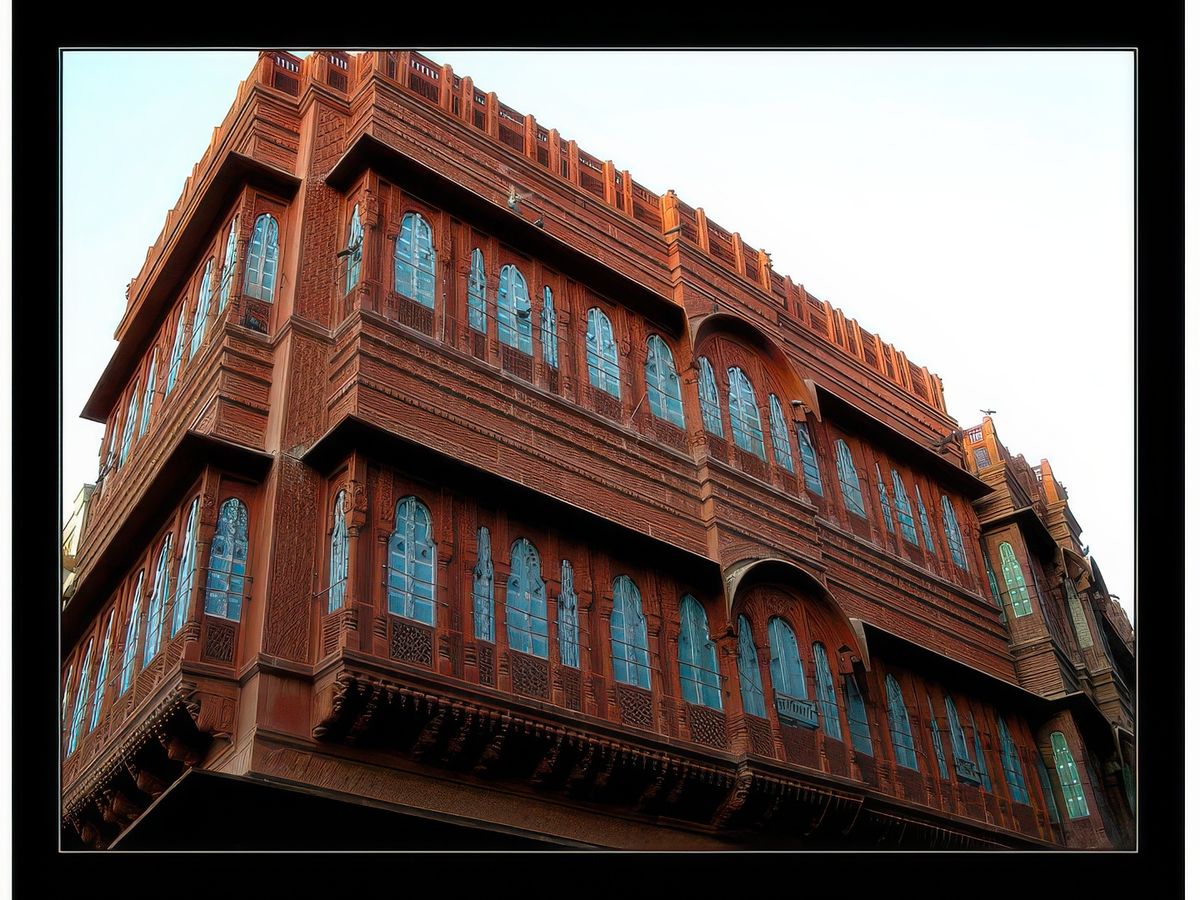 Volets en bois massif et délicates ciselures de la pierre rose des haveli de Bikaner.