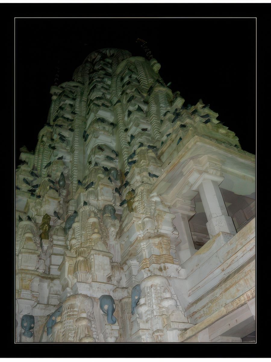 A l'extérieur du temple jaïniste de Sandeshwar, dédié à Neminatha.